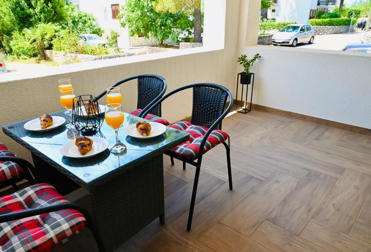 Adorable Holiday Apartment Malinska Exterior photo